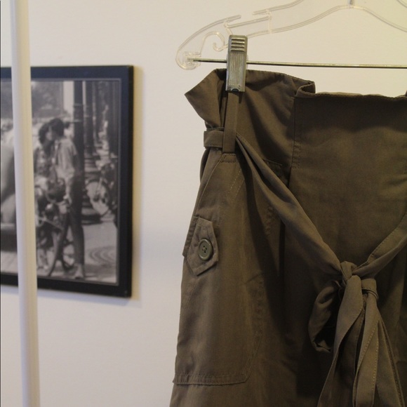 Short green skirt with a belt - Picture 2 of 3